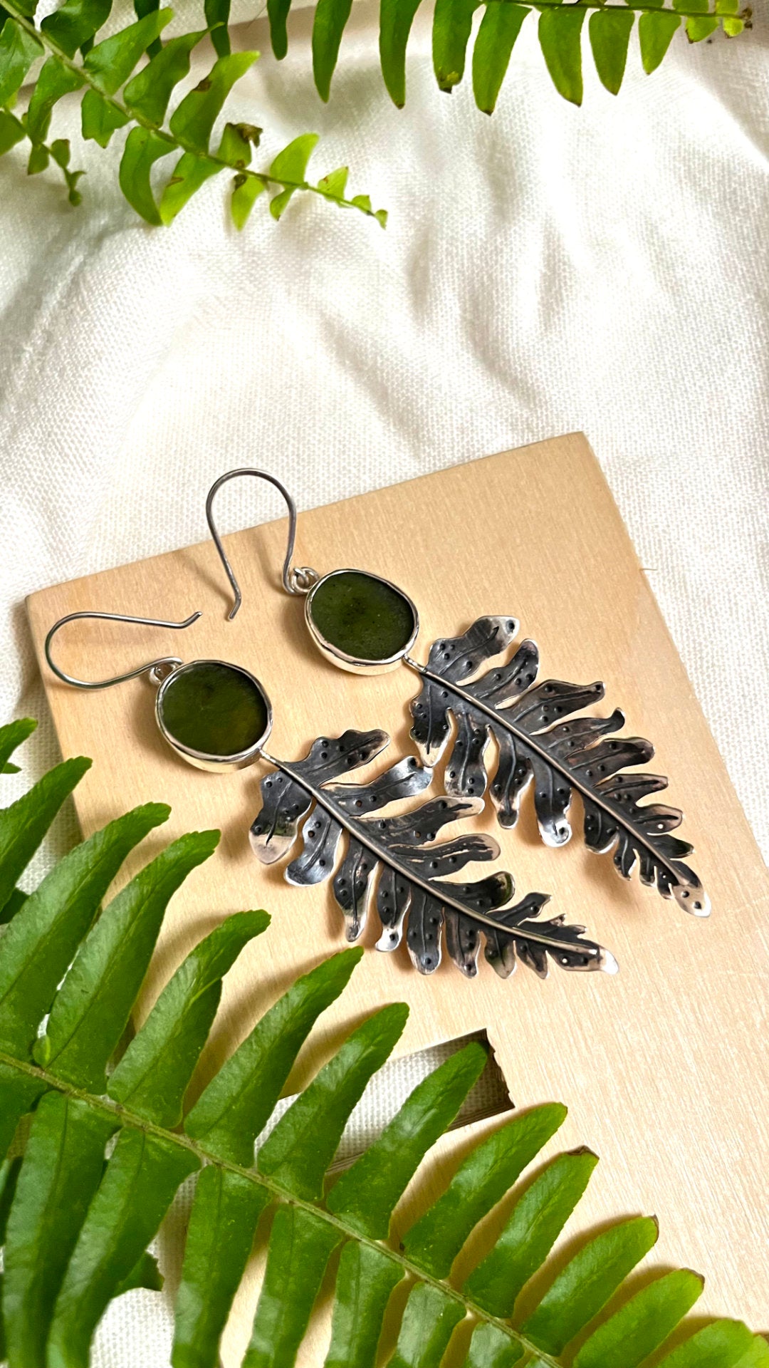 Aretes Helecho - Plata Esterlina con Nefrita (Jade Canadiense)