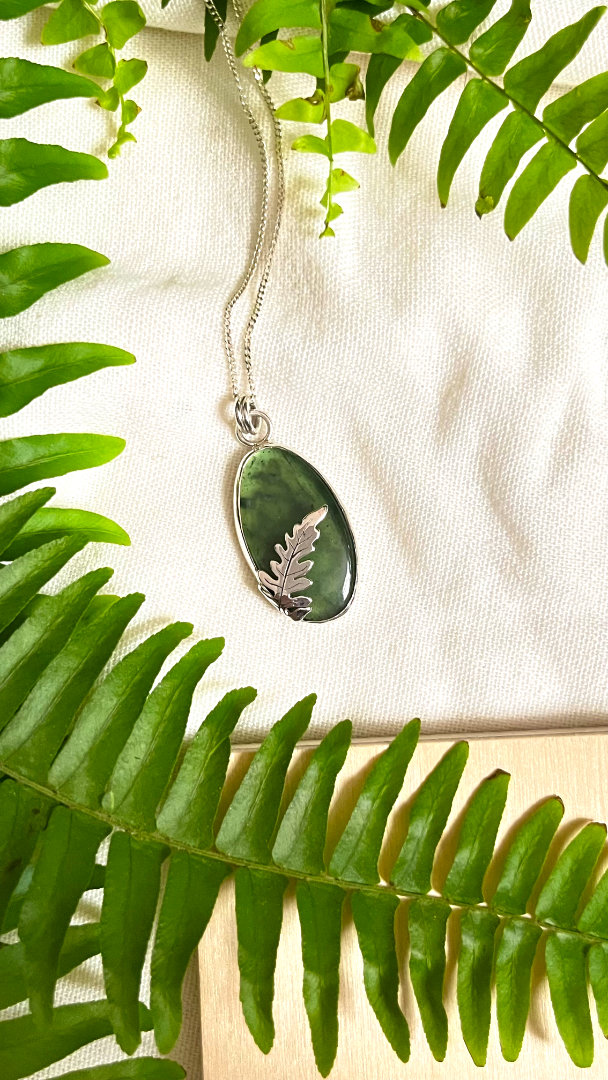 Dije "Helecho" Plata Esterlina y Nefrita (Jade canadiense)