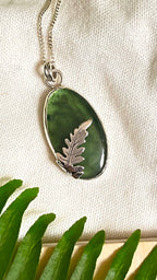 Dije "Helecho" Plata Esterlina y Nefrita (Jade canadiense)