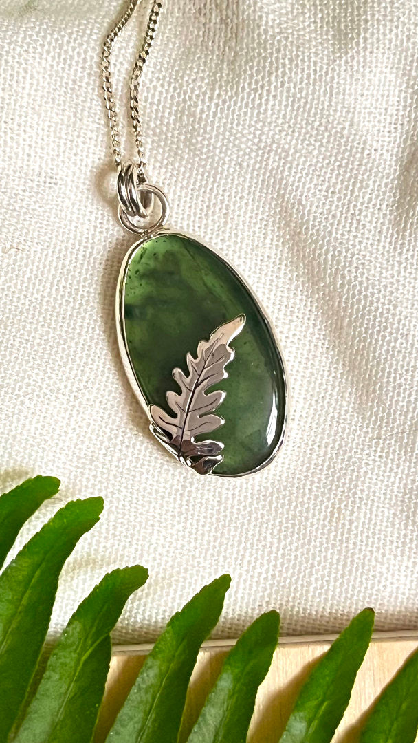 Dije "Helecho" Plata Esterlina y Nefrita (Jade canadiense)